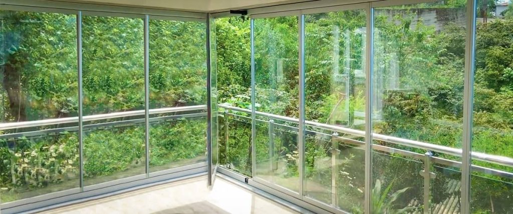 Chiusura balcone con vetri
